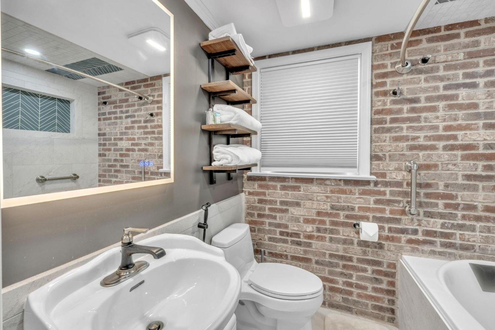 Upscale Escape - Game & Spa-like Baths Holiday home