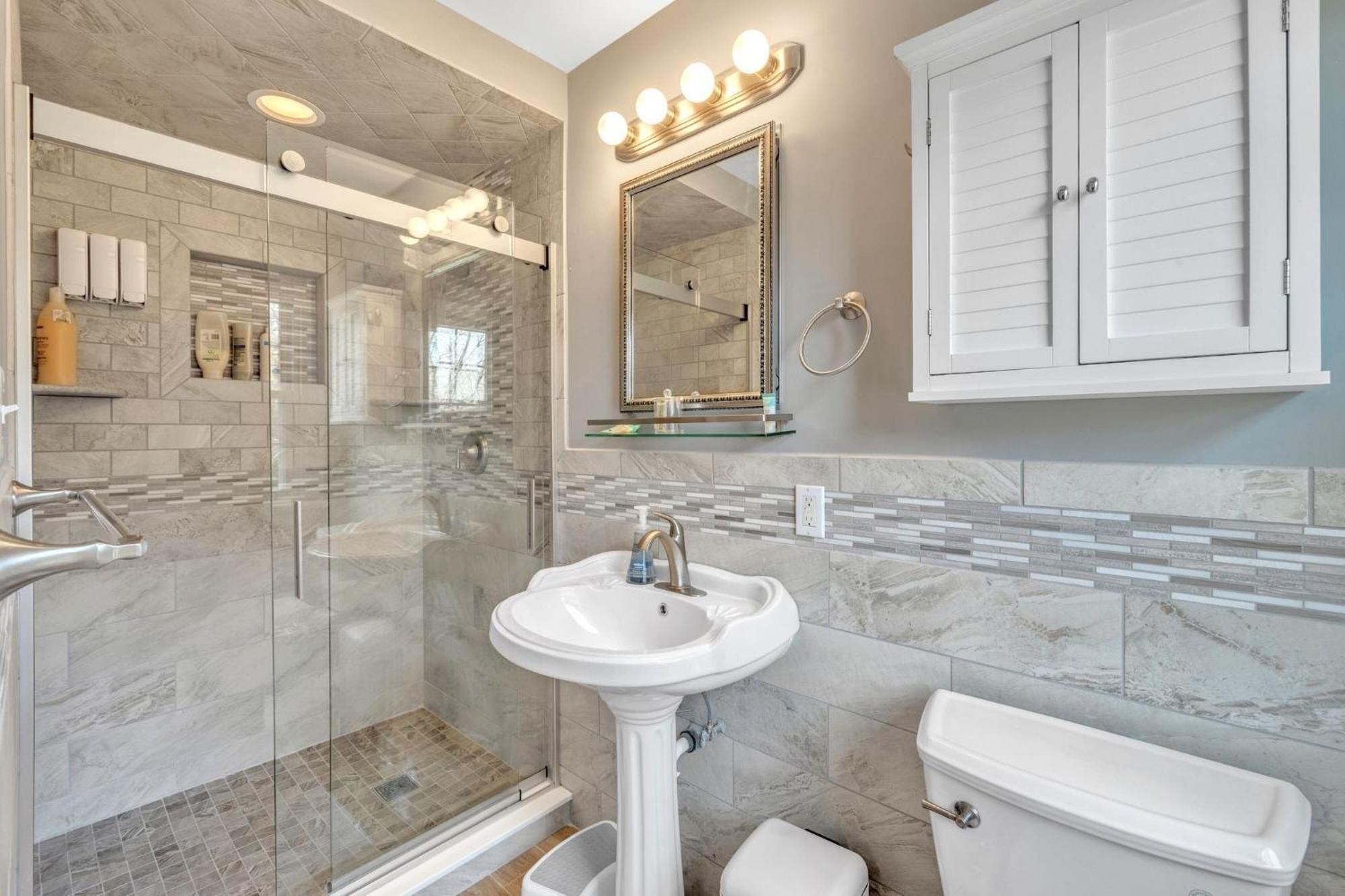 Upscale Escape - Game & Spa-like Baths Holiday home